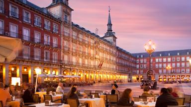 spanje_madrid_plaza-mayor_plaza-major_plein_terras_zonsondergang_getty