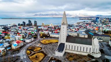 ijsland_reykjavik_kerk_uitzicht_zee_centrum_shutterstock