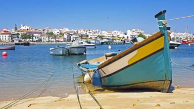 portugal_faro_lagos_boot_zee_stad_shutterstock