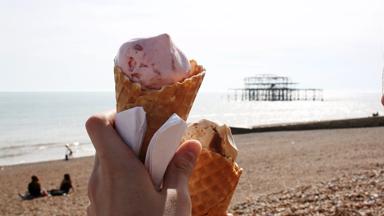 engeland_east-sussex_brighton_strand_ijsje_zee_GettyImages-910089212