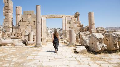 jordanie_jerash_ruines_vrouw_reiziger_GettyImages-858941294