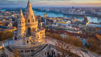 hongarije_boedapest_boedapest_vissersbastion_donau_rivier_parlement_uitzicht_stad_getty-1172437911