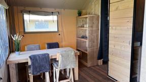 denemarken_jutland_fredericia_dancamps-trelde-naes_safaritent-4persoons_woonkamer