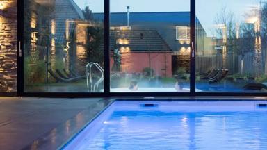 hotel_nederland_loppersum_enjoyhotel-spoorzicht-en-spa_spa-zwembad_avond