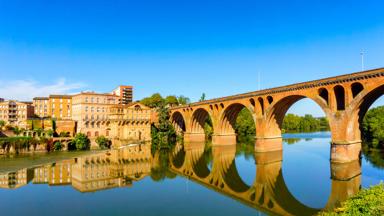 frankrijk_occitanie_albi_rode-stad_brug_rivier-de-tarn_tarn_rivier_reflectie_getty