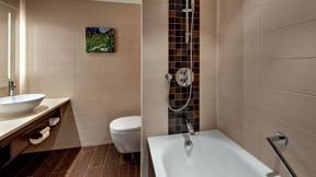 Hotel_Zwitserland_Davos_Hilton_Garden_Inn_Kamer_Queen_Badkamer