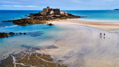 frankrijk_bretagne_saint-malo_Ille-et-Vilaine_strand_mensen_eb_getijde_fort_zee__getty-839186844