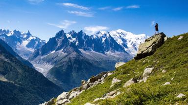 frankrijk_rhone-alpen_mont-blanc_uitzicht-gras-man_shutterstock