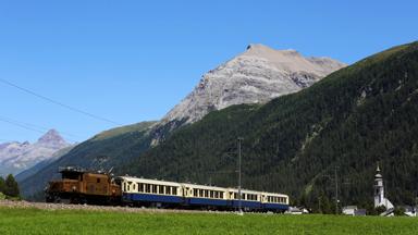 Der Alpine Classic Pullman Express, geführt von der Krokodil-Lokomotive, bei Bever.