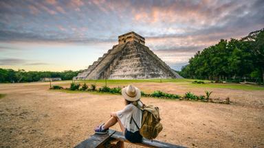 mexico_yucatan_chichen-itza_kukulkan-pyramid_vrouw_getty