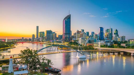 australie_queensland_brisbane_skyline_schemering_stad_rivier_gebouwen_boot_shutterstock