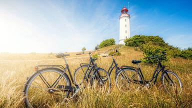 duitsland_mecklenburg-vorpommern_rugen_hiddensee_vuurtoren_fiets_shutterstock_1654196287