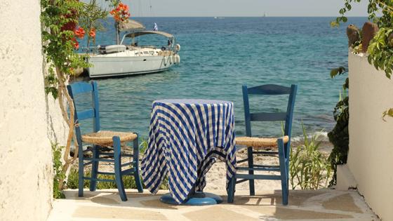 griekenland_saronische eilanden_algemeen_tafel en stoel_boot_zee_shutterstock