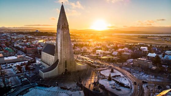 ijsland_reykjavik_hallgrimskerk_zonsondergang_shutterstock_1275925378