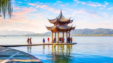 china_zhejiang_hangzhou_westmeer_pagode_mensen_shutterstock