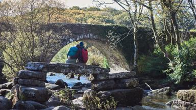 groot-brittannie-devon-dartmoor-national-park-brug-rivier