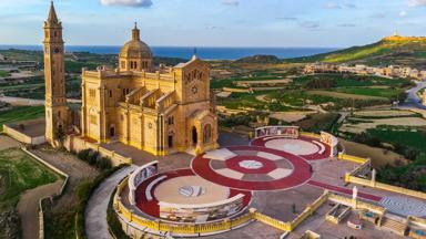 malta_gozo_ta-pinu_kerk_plein_uitzicht_shutterstock.jpg