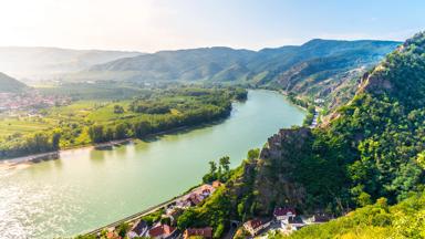 oostenrijk_neder-oostenrijk_wachau-vallei_donau_rivier_heuvels_shutterstock_1658653753