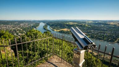 duitsland_noordrijn-westfalen_konigswinter_drachenfels_rijn_rivier_verrekijker_uitkijpunt_GettyImages-993067832