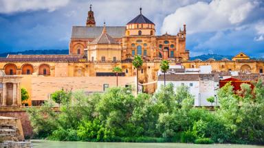 spanje_andalusie_cordoba_mezquita-kathedraal_moskee_romeinse-brug_guadalquivir-rivier_shutterstock