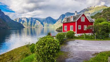 noorwegen_vestland_sognefjord_fjord_rood-huis_bergen_shutterstock_505562185