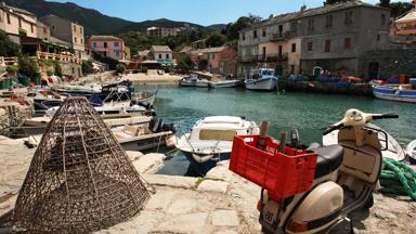 frankrijk_corse_corsica_cap-corse_stad_haven_boot_gekleurd-huis_scooter_shutterstock