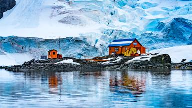 antarctica_paradise-bay_gletsjer_blauw_brown-station_shutterstock-1740946298