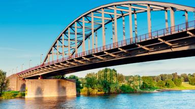 nederland_gelderland_arnhem_brug_john-frost-bridge_rijn_oever_boom_zonsondergang_getty