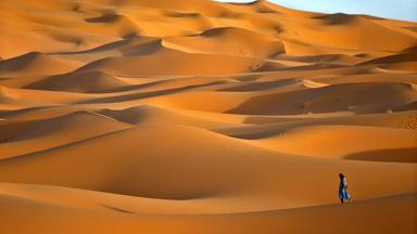 marokko_erg-chebbi-woestijn_merzouga_zandduinen_mens_wandelen_w
