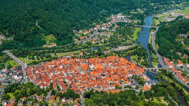 duitsland_nedersaksen_hannoversch-munden_luchtfoto_stad_rivier_daken_bos_getty-479209455