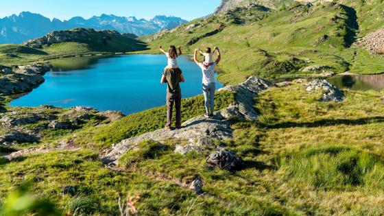 frankrijk_alpen_gezin_bergen_meertje_getty-1284049498