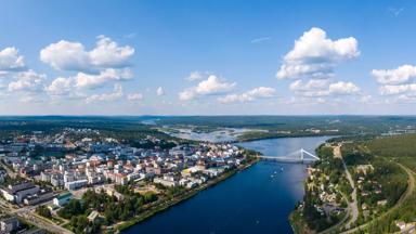 finland_lapland_rovaniemi_rivier_brug_luchtfoto_shutterstock_1536283346