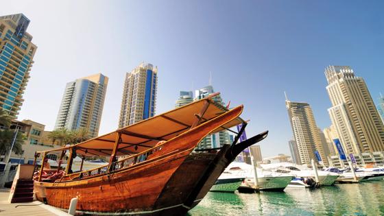 verenigde-arabische-emiraten_dubai_haven met bootjes en wolkenkrabbers_skyline_b.jpg