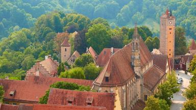 duitsland_beieren_rothenburg-ob-der-tauber_luchtfoto_kerk_toren_bos_daken_GettyImages-1175045720