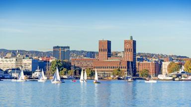 noorwegen_oslo_haven_zeilboten_stadhuis_shutterstock_255168229