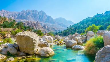 oman_wadi-tiwi_lagoon_stenen-bergen-beekje_shutterstock