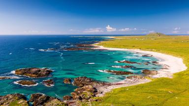 schotland_binnen-hebriden_tiree_eiland_strand_zee_rotsen_GettyImages-1285440243