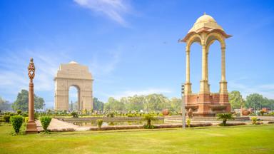 india_new-delhi_india-gate_luifel_gebouwen_monument_vijver_mensen_gras_shutterstock_1014992218