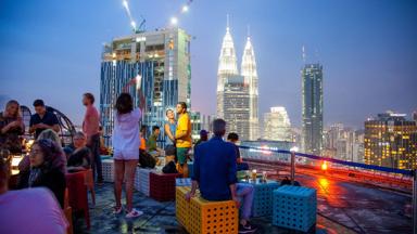 maleisie_west-maleisie_kuala-lumpur_helipad_bar_mensen_twin-towers_1_kampioen-fotograaf-joris-van-drooge.jpg