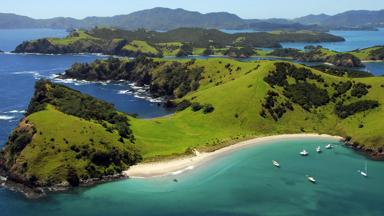 nieuw-zeeland_noordereiland_bay-of-islands_zee_boten_strand_uitzicht_iStock