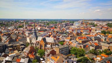 belgie_limburg_hasselt_luchtfoto_stad_uitzicht_panorama_kerk_huizen_shutterstock