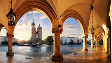 polen_klein-polen_krakau_mariakerk_plein_galerij_shutterstock_485362672