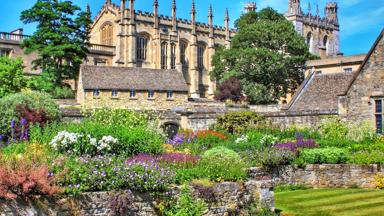 groot-brittanie_engeland_oxford_christ-church_kerk_kathedraal_tuin_bloem_bloemenstruik_getty (1)