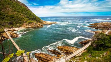 zuid-afrika_tsitsikamma-national-park_algemeen_fly-drive-zuid-afrika_hangbrug_zee_kliffen_shutterstock