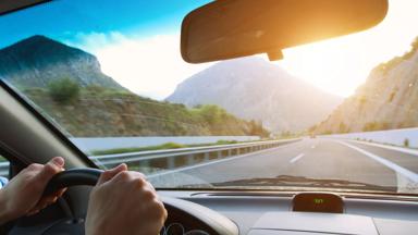 algemeen_auto_binnenkant_autorijden_bergweg_zon_shutterstock-160419710