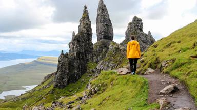 schotland_isle of skye_the old man of storr_reiziger_GettyImages-868227348