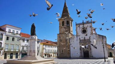 portugal_santarem_tomar_plein_kerk_standbeeld_duiven_vogels_iStock