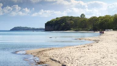 duitsland_noord-duitsland_rugen_ruegen_eiland_strand_zee_bos_rots_mensen_getty