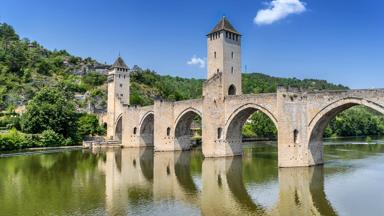 frankrijk_occitanie_cahors_brug_pont-valentre_lot-rivier_shutterstock_664767229