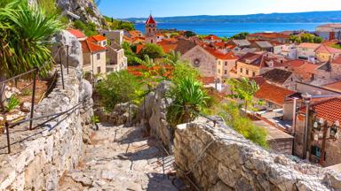 kroatie_split-dalmatië_omis_straat_rode-daken_shutterstock